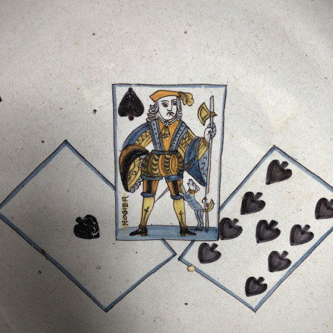 Jatte au jeu de cartes en faïence de Nevers