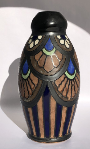 Vase à décor de fleurs stylisées par Odetta
