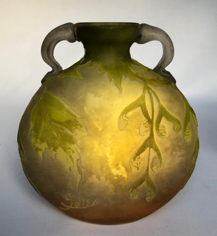 Petit vase à décor de branche de tilleul par Émile Gallé