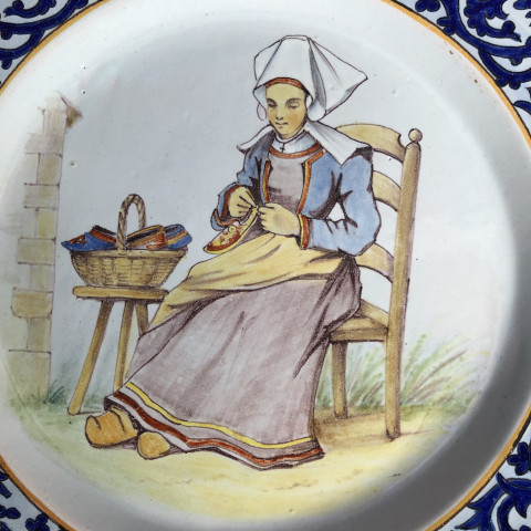 Asiette à décor de la brodeuse de chaussons d'Elliant