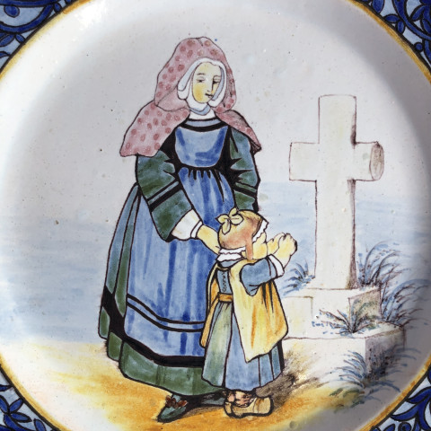 Femme de Quimperlé au capot et son enfant par Porquier Beau