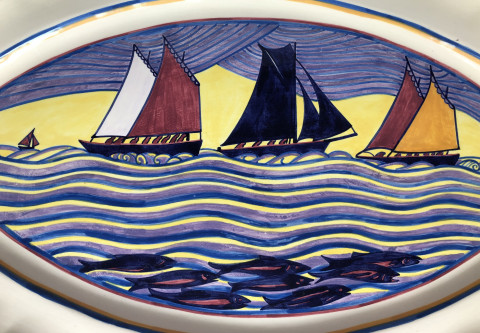 Grand plat à décor de bateaux et poissons par René Quillivic