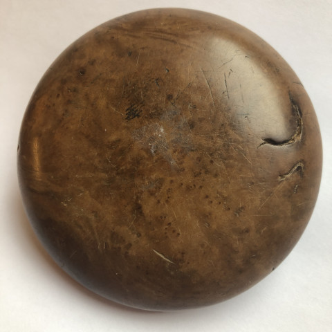 Tabatière de forme lenticulaire à décor d’autel