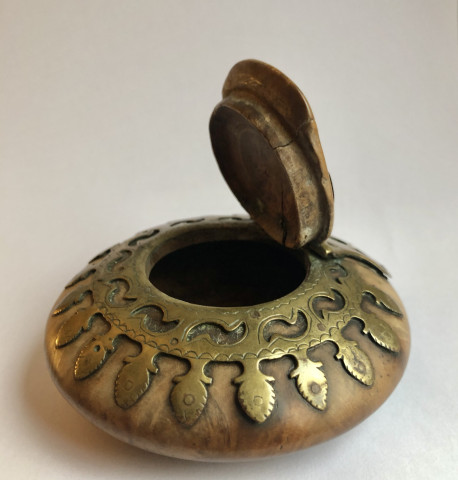 Tabatière de forme lenticulaire à décor d’autel