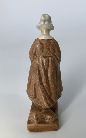 Jeune vannetaise au parapluie