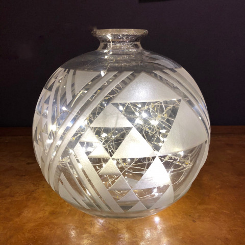 Vase boule en verre taillé par René Beauclair