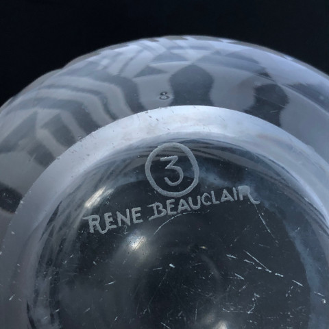 Vase boule en verre taillé par René Beauclair