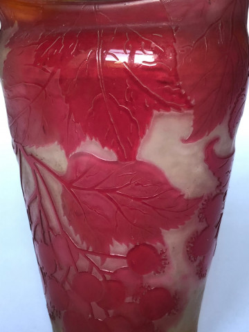 Petit vase à décors de cassis par Émile Gallé