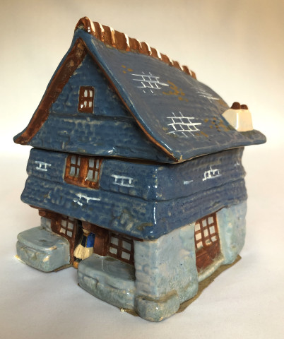 Boîte en forme de maison par Victor Lucas