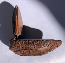 Tabatière oblongue à tête de mufle et décor de lyre et de fleurs 