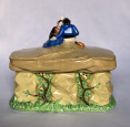 Boîte à décor d’amoureux sur un dolmen
