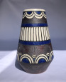 Vase bleu, blanc et gris anthracite à décors géométriques