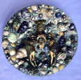 Plat façon Palissy à décor de fruits de mer