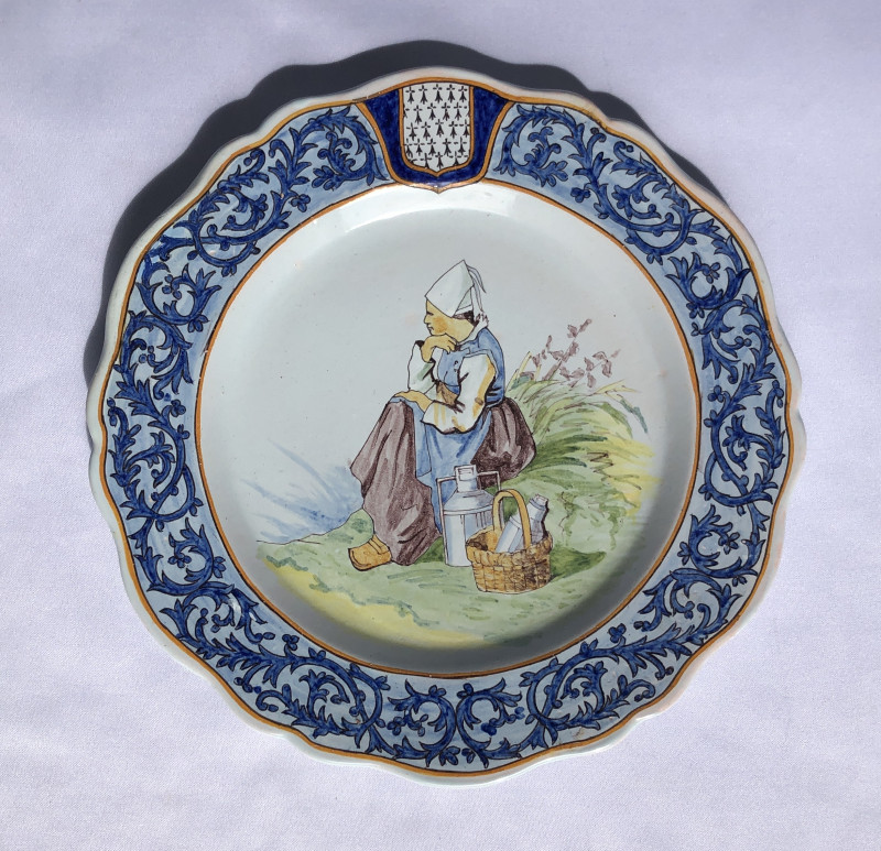 Assiette à décor de la laitière de Quimper