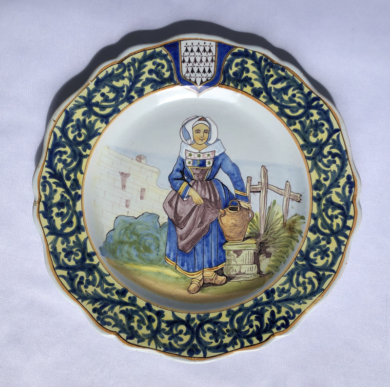 Assiette à décor de femme de Châteaulin à la fontaine