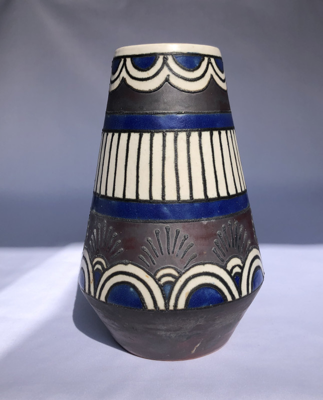 Vase bleu, blanc et gris anthracite à décors géométriques
