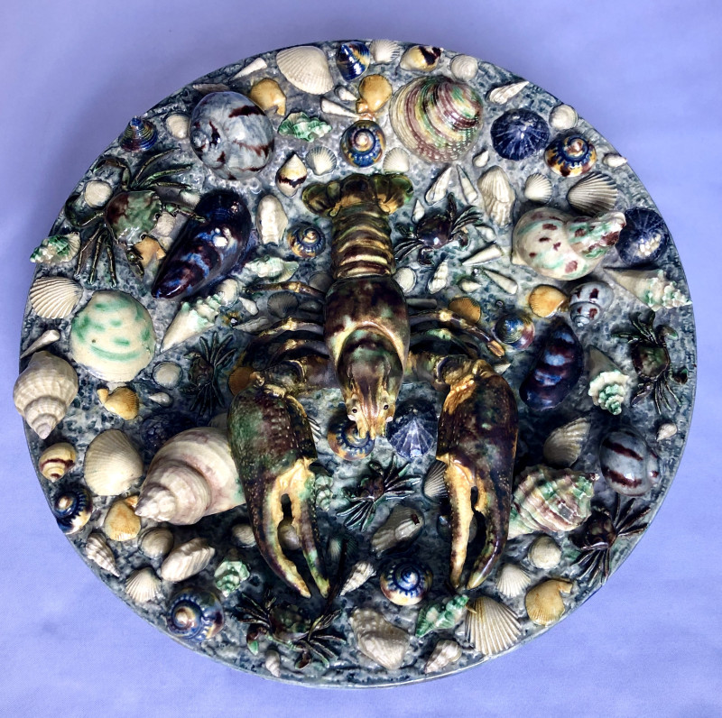 Plat façon Palissy à décor de fruits de mer