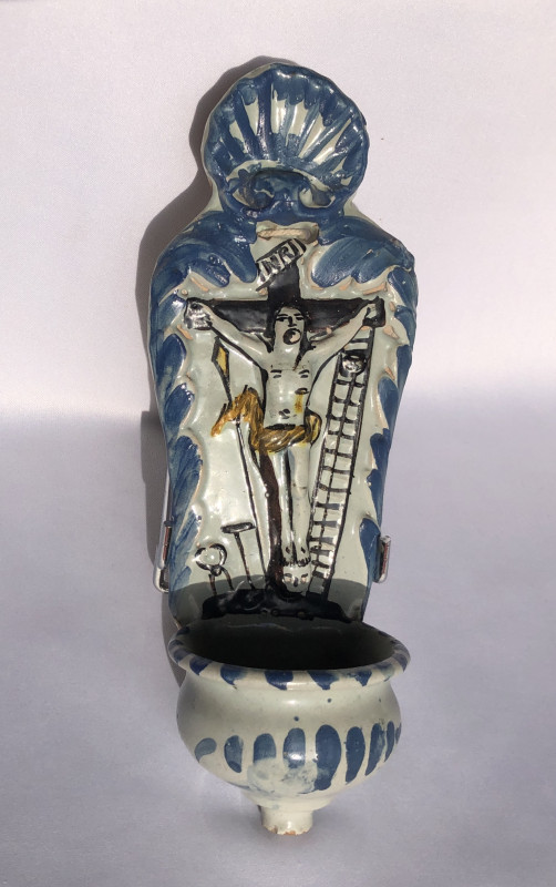Bénitier au christ en croix surmonté par une coquille St Jacques
