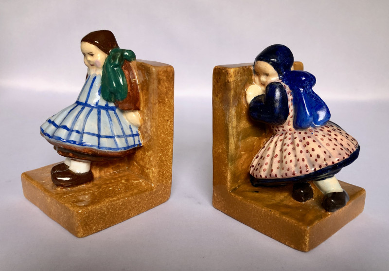 Serre-livres aux petites filles par André Galland