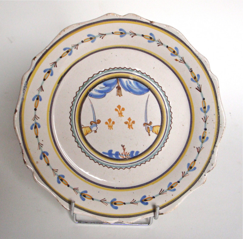 Assiette révolutionnaire aux deux bras armés