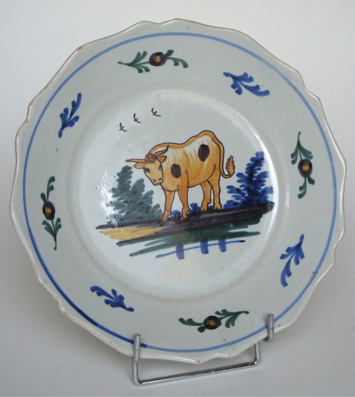 Assiette à décor de vache de Nevers