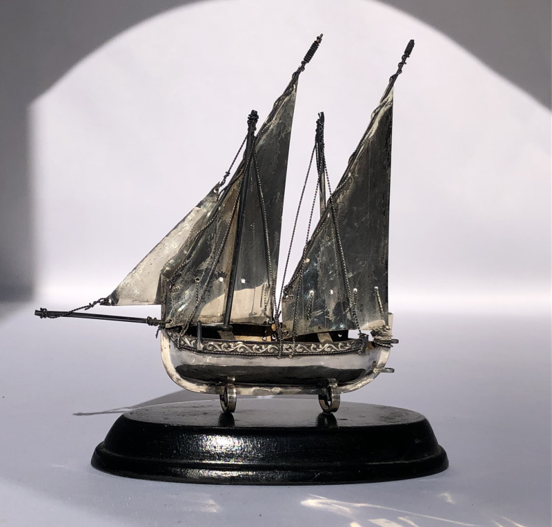 Maquette de bateau en argent