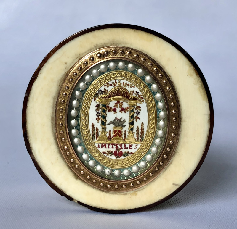 Boîte à décor d’un autel surmonté de deux colombes 