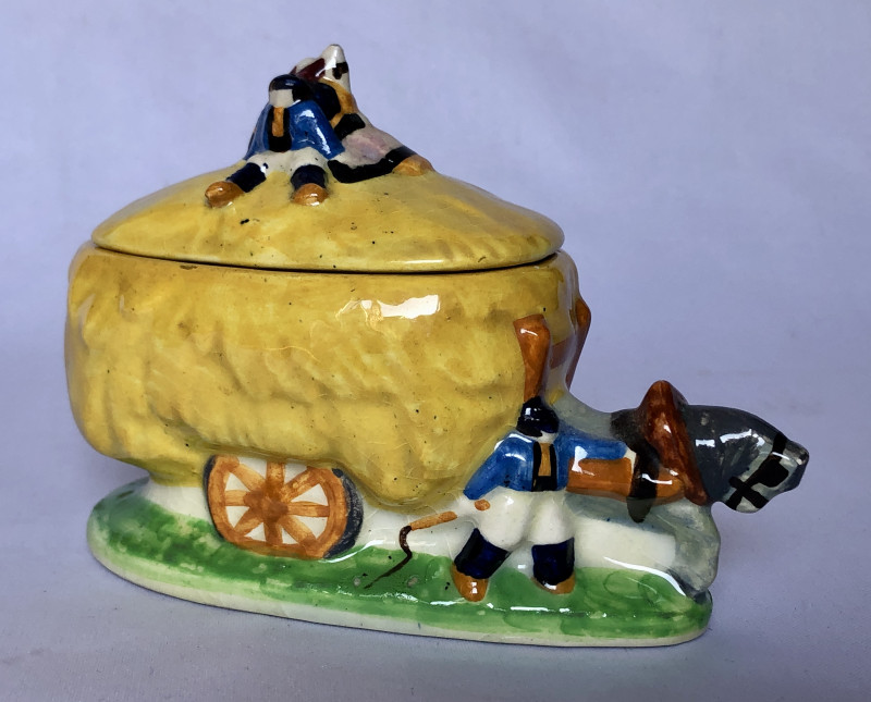 Moutardier en forme de charrette à foin par Charles Maillard