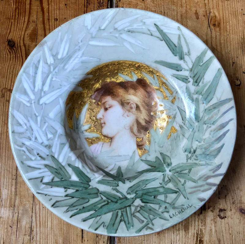 Plat à décor de profil de femme Art-Nouveau par Edmond Lachenal