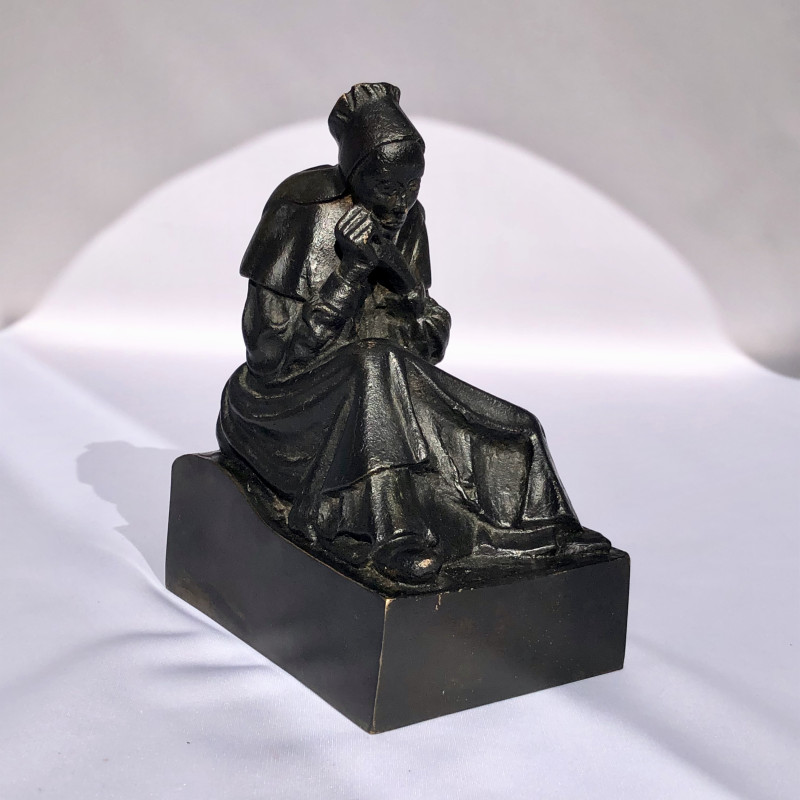 Femme assise du centre Bretagne
