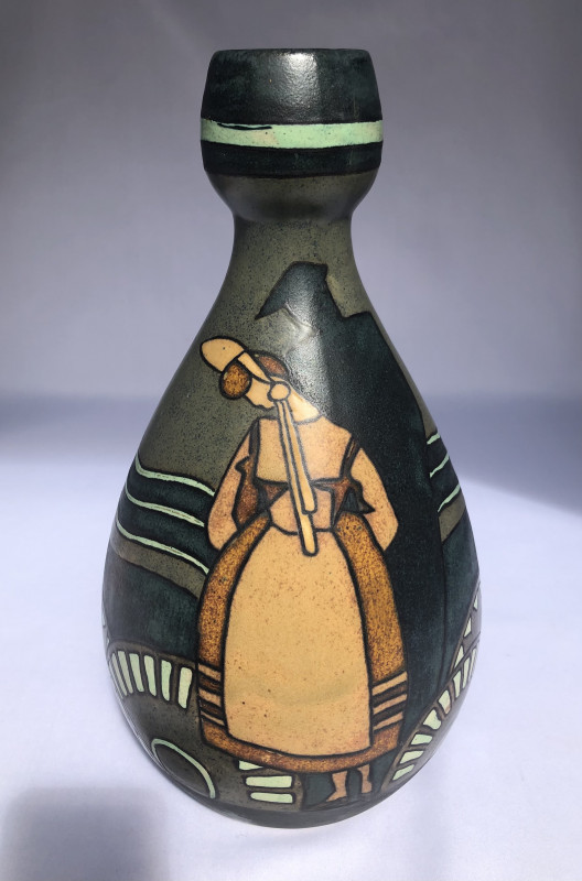 Vase d'une bigoudène et son marin par Geoges Brisson
