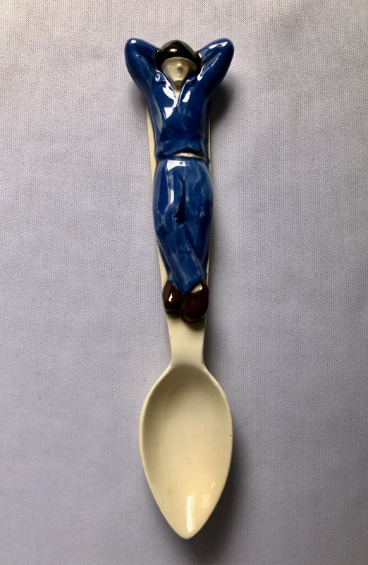 Cuillère à décor de marin allongé par Georges Renaud