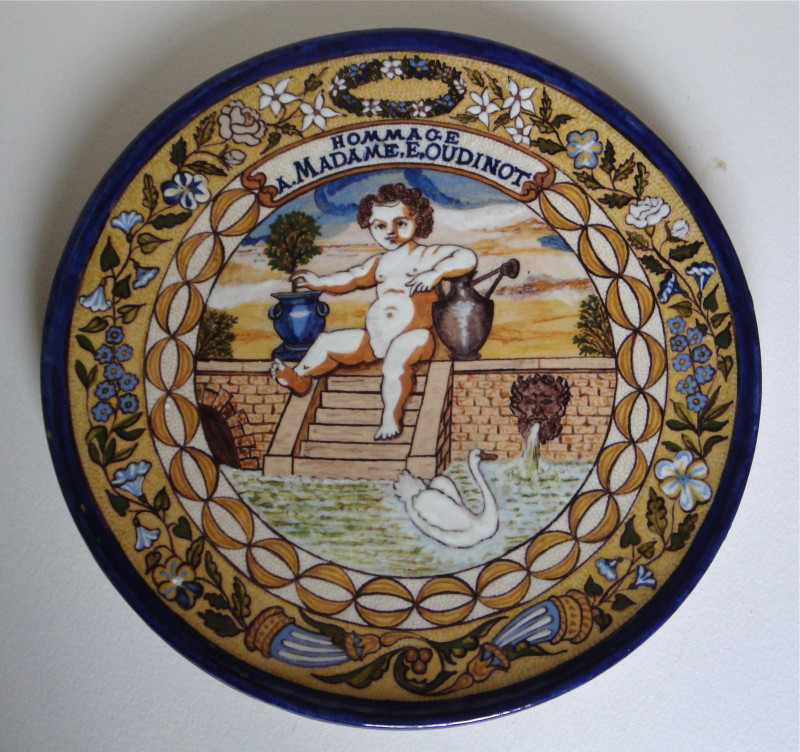 Assiette en hommage à Mme E. Oudinot
