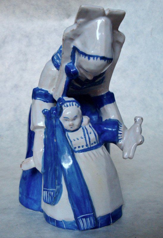 Femme de Plougastel et son enfant par Yvonne Jean-Haffen