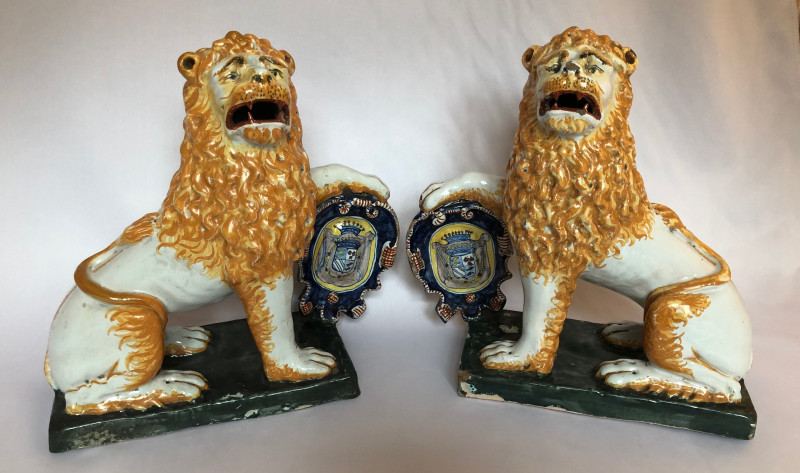 Paire de lions aux blasons 