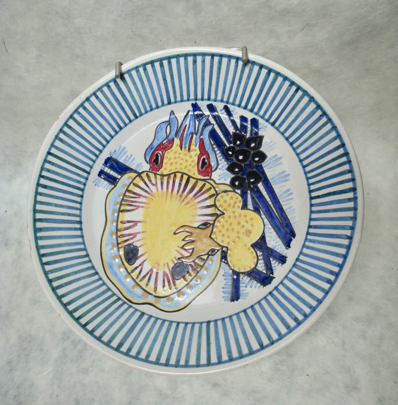 Assiette à décor de séches par Mathurin Méheut