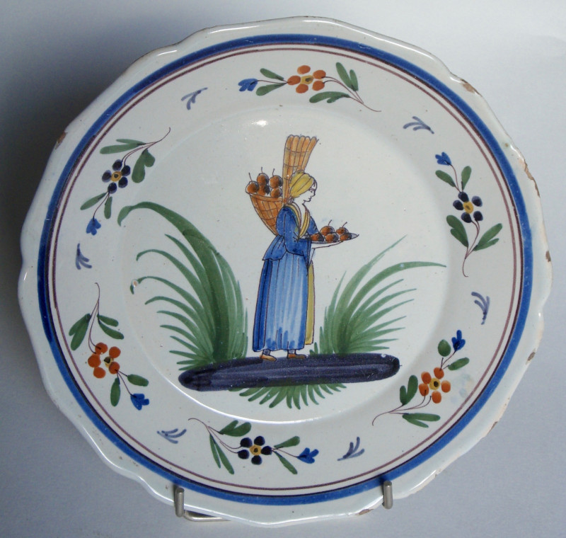Assiette à décor d'une marchande de poires de Nevers