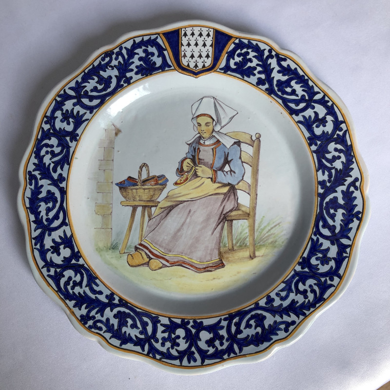 Asiette à décor de la brodeuse de chaussons d'Elliant