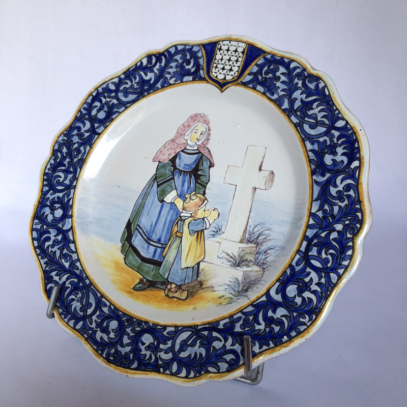 Femme de Quimperlé au capot et son enfant par Porquier Beau