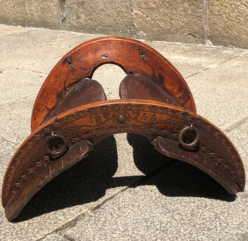 Selle de mariage Bretonne datée 1844