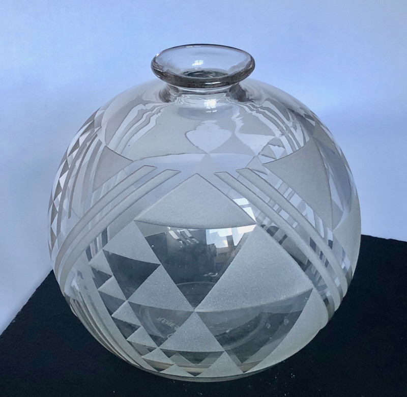 Vase boule en verre taillé par René Beauclair