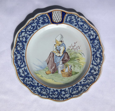 Assiette à décor de la laitière de Quimper