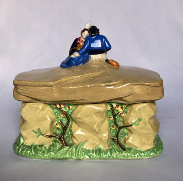Boîte à décor d’amoureux sur un dolmen