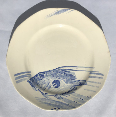 Assiette à décor de Saint Pierre