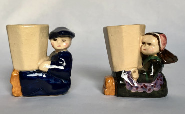 Paire de petits bougeoirs aux enfants