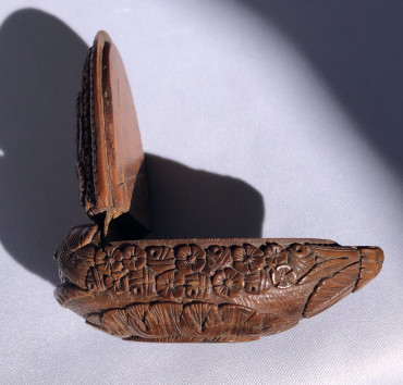 Tabatière oblongue à tête de mufle et décor de lyre et de fleurs 