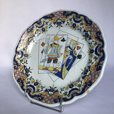 Rare assiette à décor de cartes