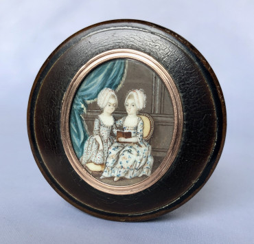 Boîte orné d’une mère et sa fille