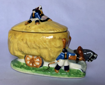 Moutardier en forme de charrette à foin par Charles Maillard