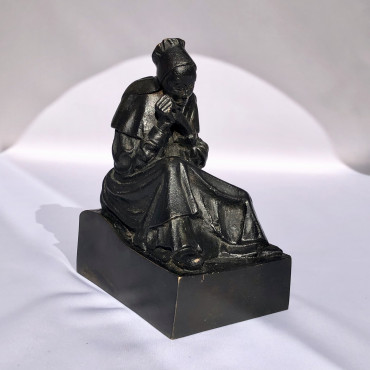 Femme assise du centre Bretagne